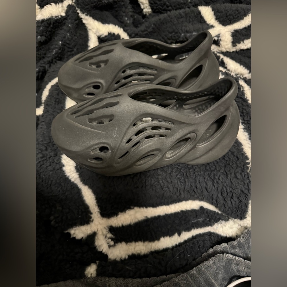 Yeezy Foam Runners RNR Carbon